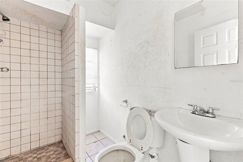 For Sale: $479,900 (6 beds, 3 baths, 1983 Square Feet)
