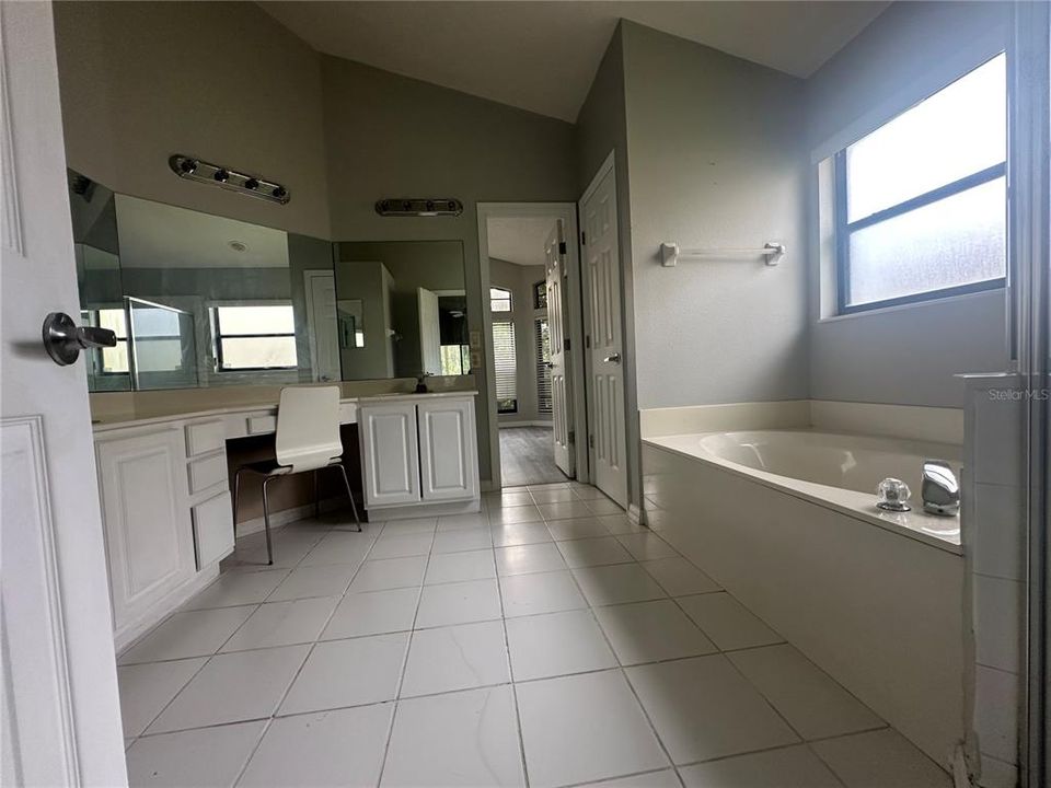 For Rent: $3,100 (4 beds, 2 baths, 2041 Square Feet)