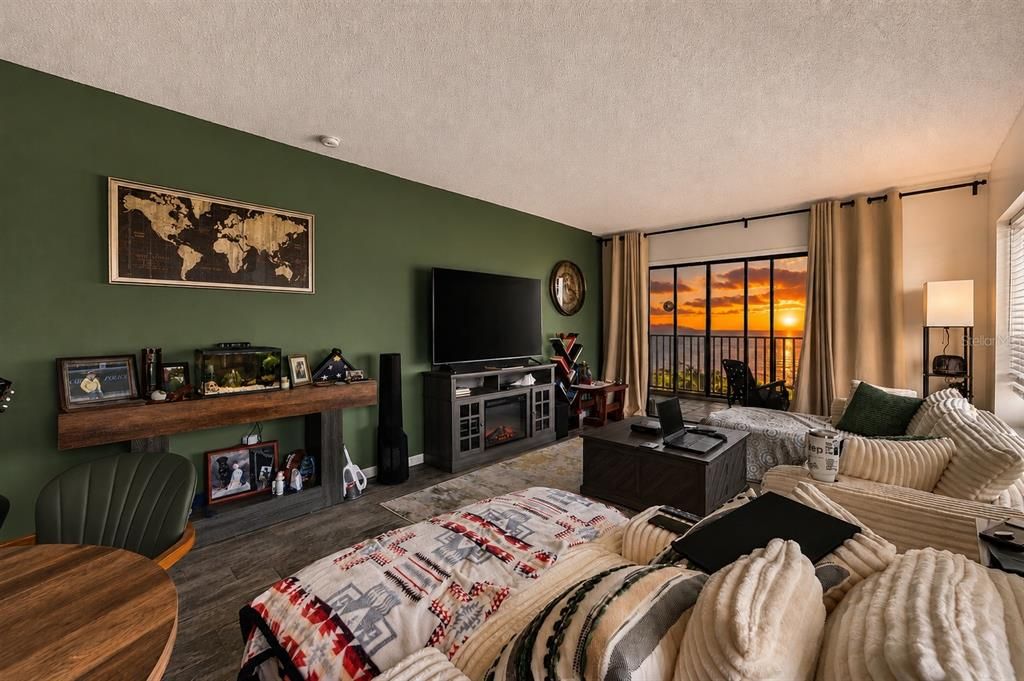 For Sale: $309,900 (2 beds, 2 baths, 1095 Square Feet)