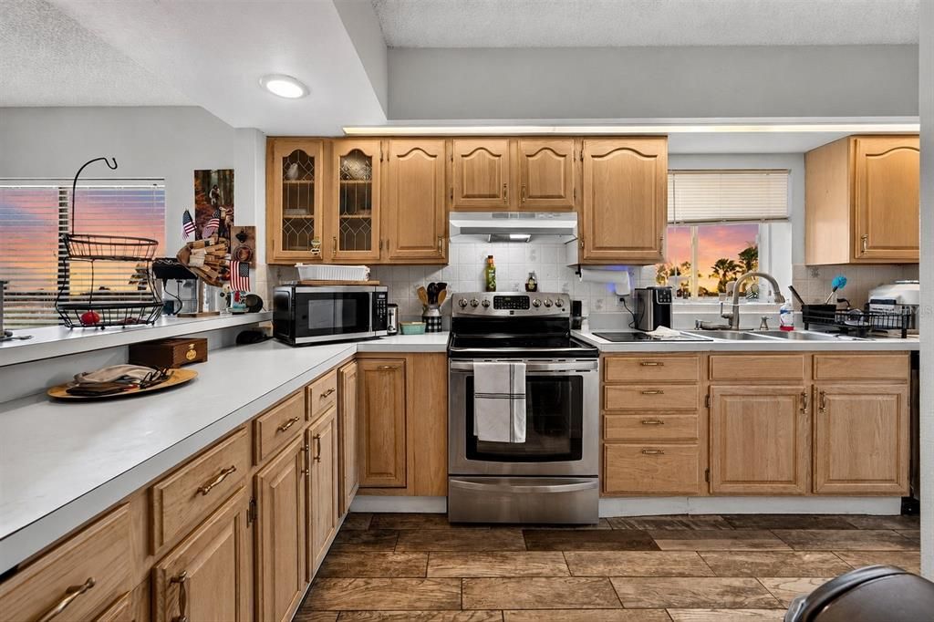 For Sale: $309,900 (2 beds, 2 baths, 1095 Square Feet)
