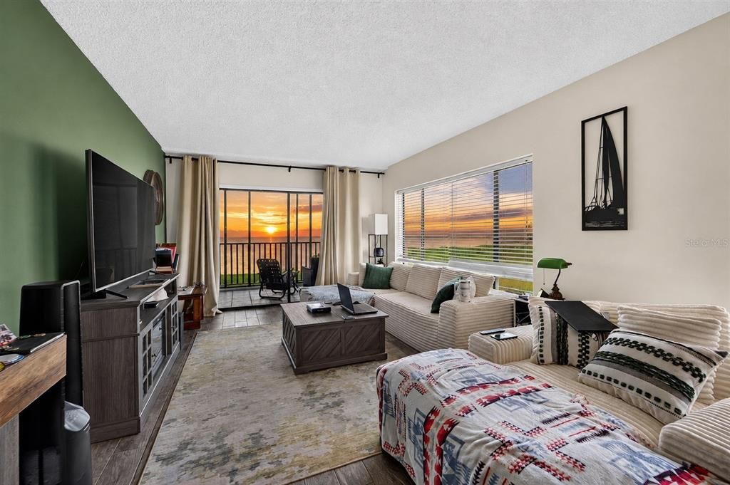 For Sale: $309,900 (2 beds, 2 baths, 1095 Square Feet)