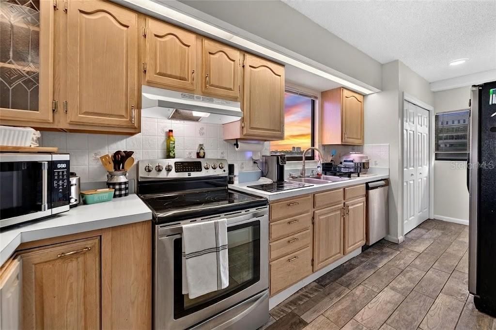 For Sale: $309,900 (2 beds, 2 baths, 1095 Square Feet)