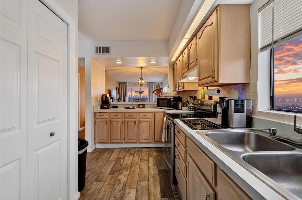 For Sale: $309,900 (2 beds, 2 baths, 1095 Square Feet)