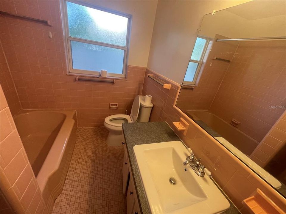 Active With Contract: $2,600 (2 beds, 2 baths, 1437 Square Feet)