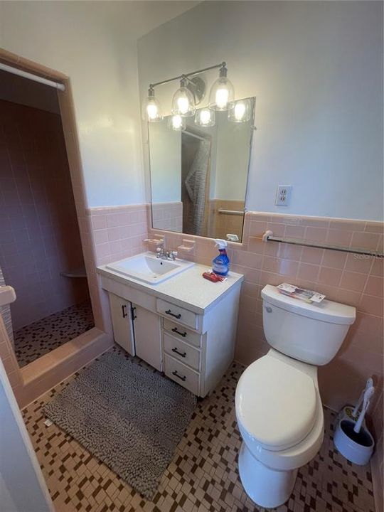Active With Contract: $2,600 (2 beds, 2 baths, 1437 Square Feet)