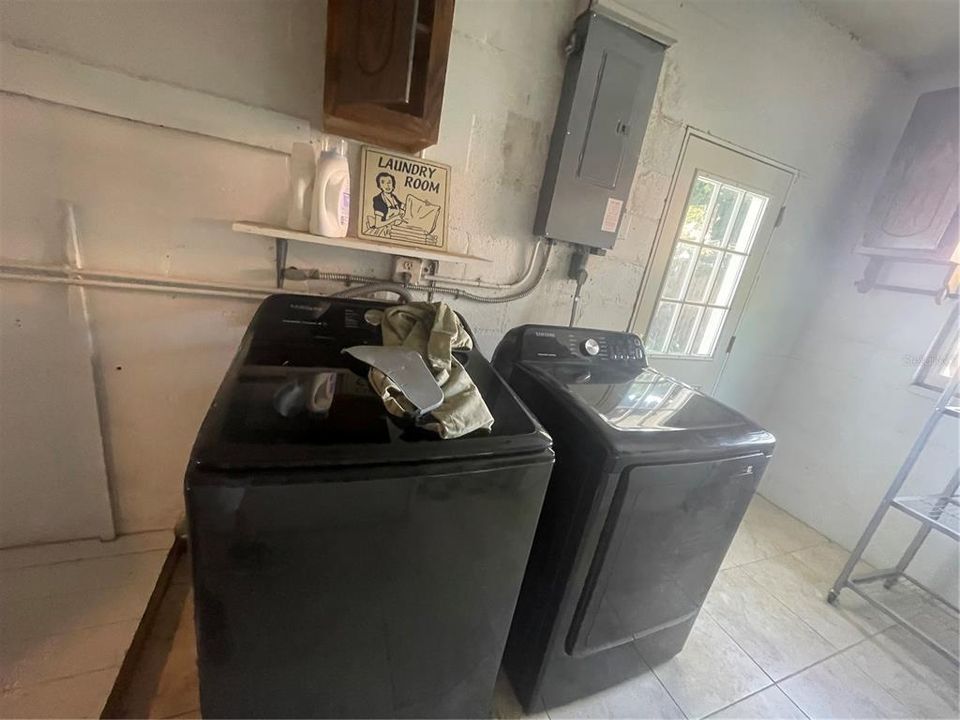 Active With Contract: $2,600 (2 beds, 2 baths, 1437 Square Feet)
