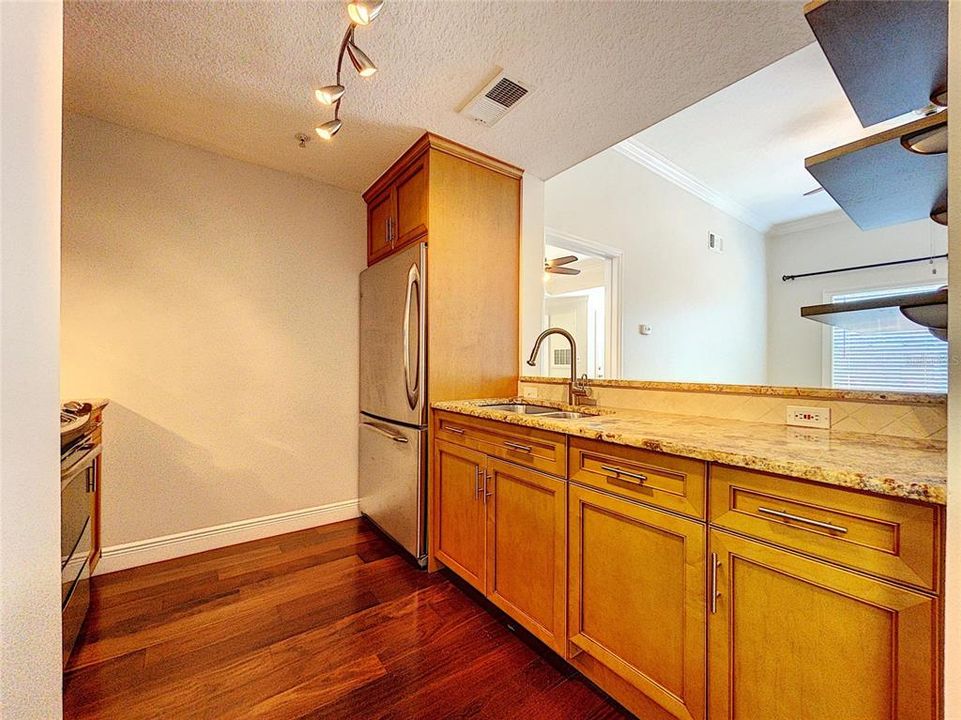 For Rent: $2,600 (1 beds, 1 baths, 648 Square Feet)