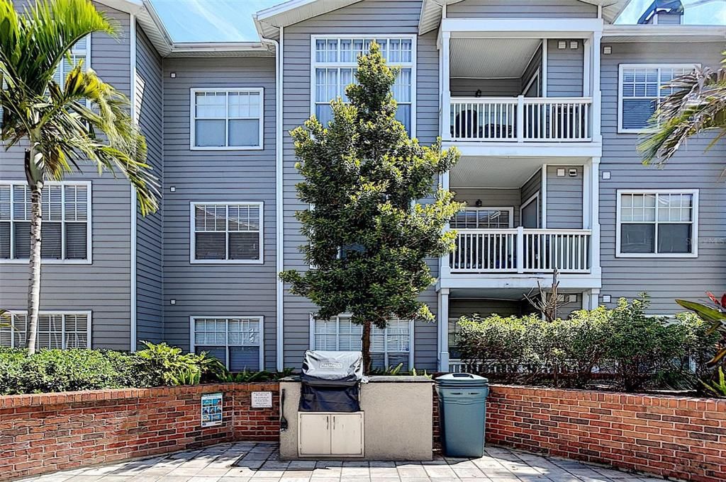 For Rent: $2,600 (1 beds, 1 baths, 648 Square Feet)
