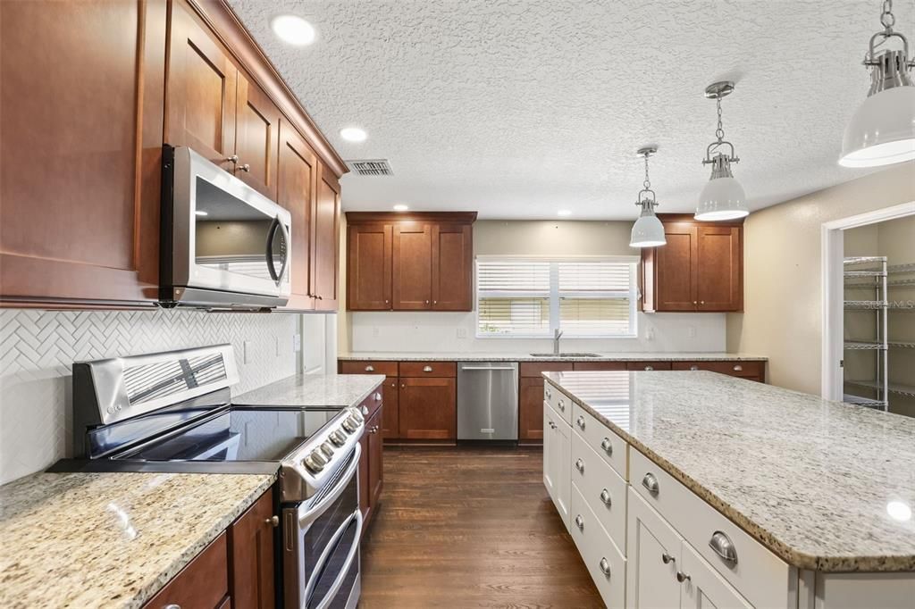 En Venta: $660,000 (4 camas, 3 baños, 3029 Pies cuadrados)