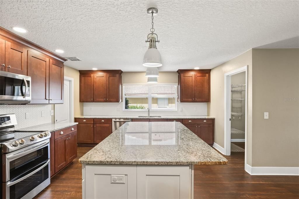 En Venta: $660,000 (4 camas, 3 baños, 3029 Pies cuadrados)