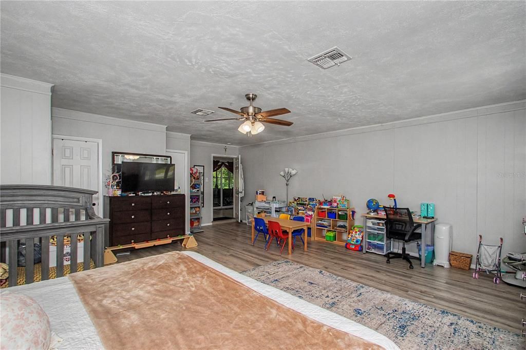 For Sale: $296,900 (4 beds, 1 baths, 1775 Square Feet)