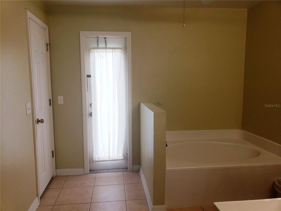 For Rent: $3,200 (4 beds, 2 baths, 2256 Square Feet)