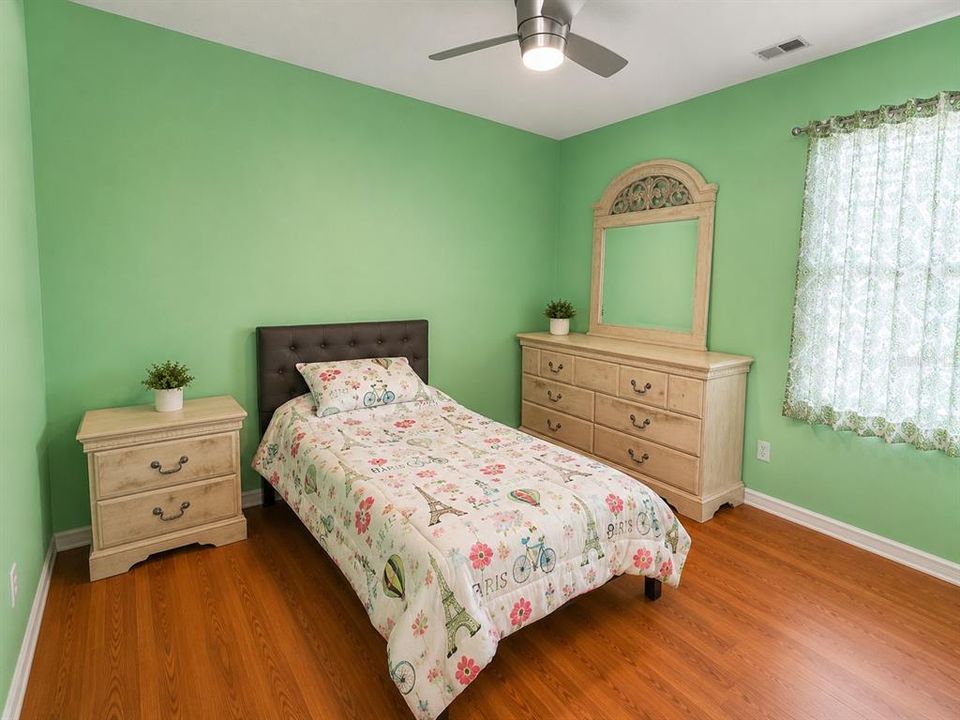 На продажу: $389,900 (5 спален, 3 ванн, 1825 Квадратных фут)