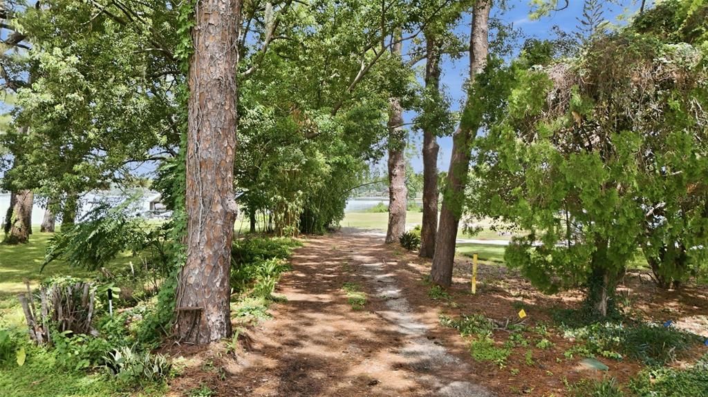 На продажу: $1,300,000 (0.59 acres)