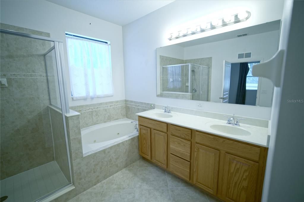 En Venta: $385,000 (4 camas, 3 baños, 2576 Pies cuadrados)