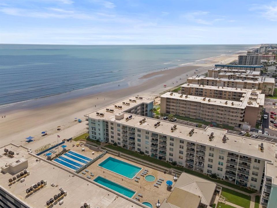 For Sale: $599,000 (2 beds, 2 baths, 965 Square Feet)