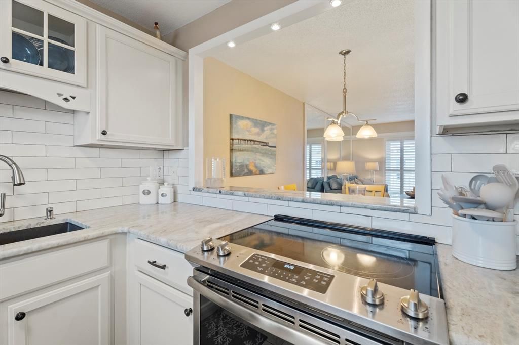 For Sale: $599,000 (2 beds, 2 baths, 965 Square Feet)