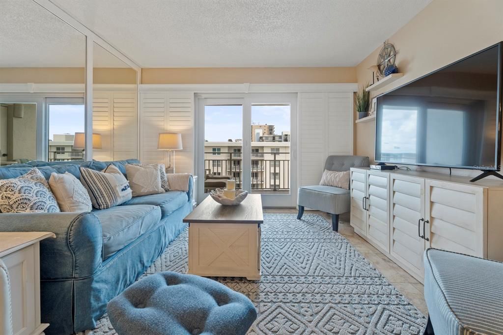 For Sale: $599,000 (2 beds, 2 baths, 965 Square Feet)