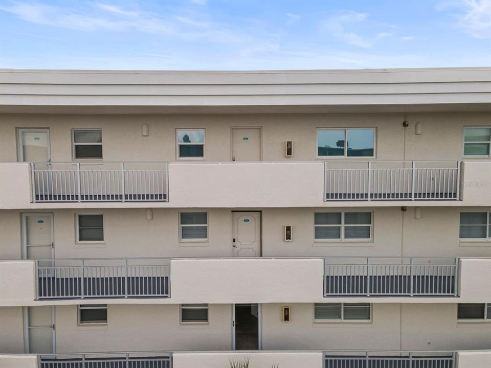 For Sale: $599,000 (2 beds, 2 baths, 965 Square Feet)