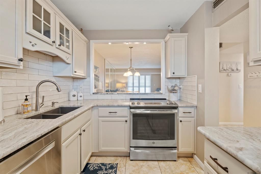 For Sale: $599,000 (2 beds, 2 baths, 965 Square Feet)