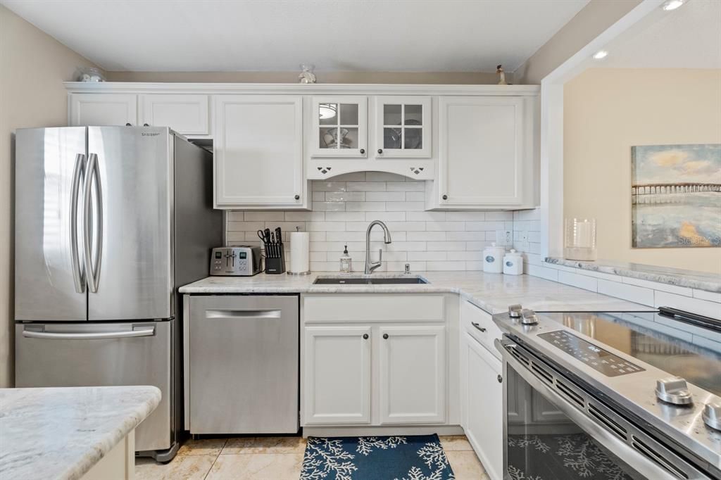 For Sale: $599,000 (2 beds, 2 baths, 965 Square Feet)