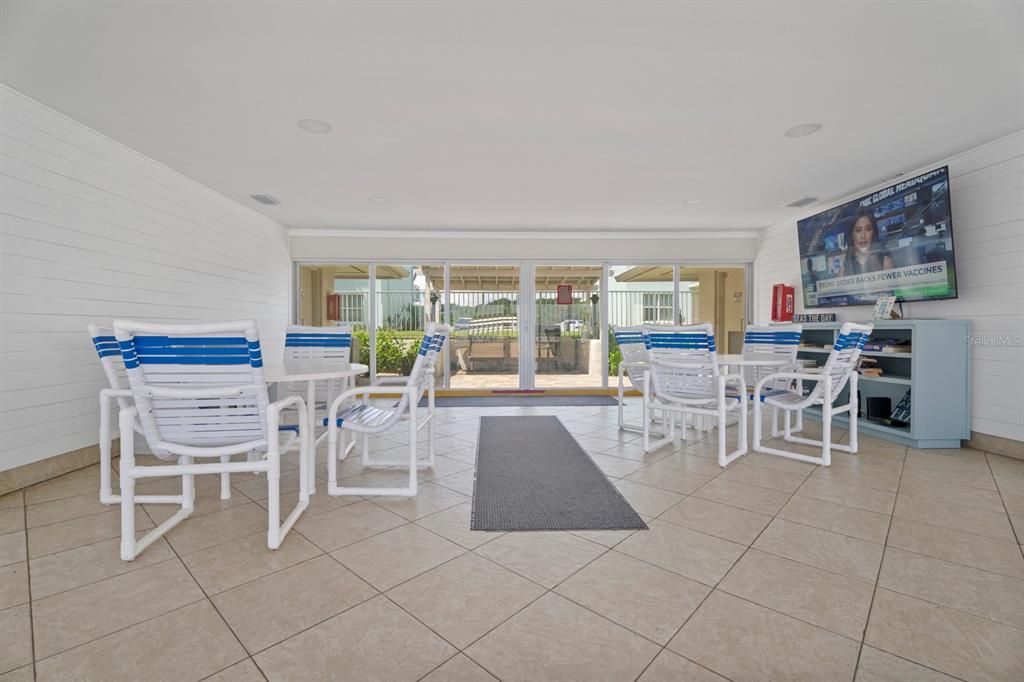 For Sale: $599,000 (2 beds, 2 baths, 965 Square Feet)
