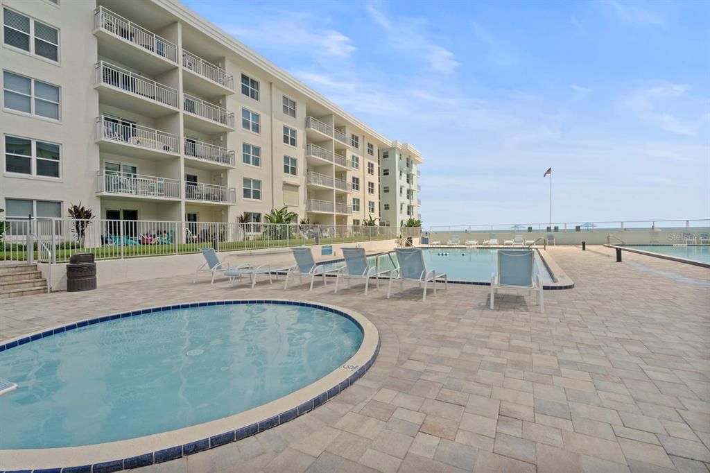 For Sale: $599,000 (2 beds, 2 baths, 965 Square Feet)