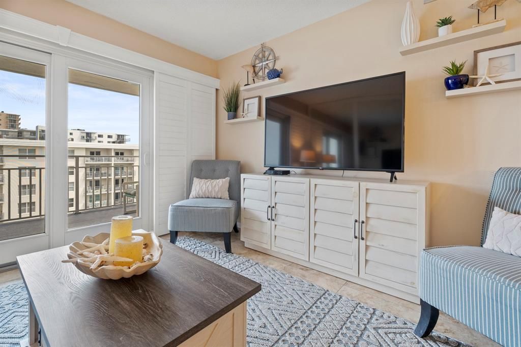 For Sale: $599,000 (2 beds, 2 baths, 965 Square Feet)