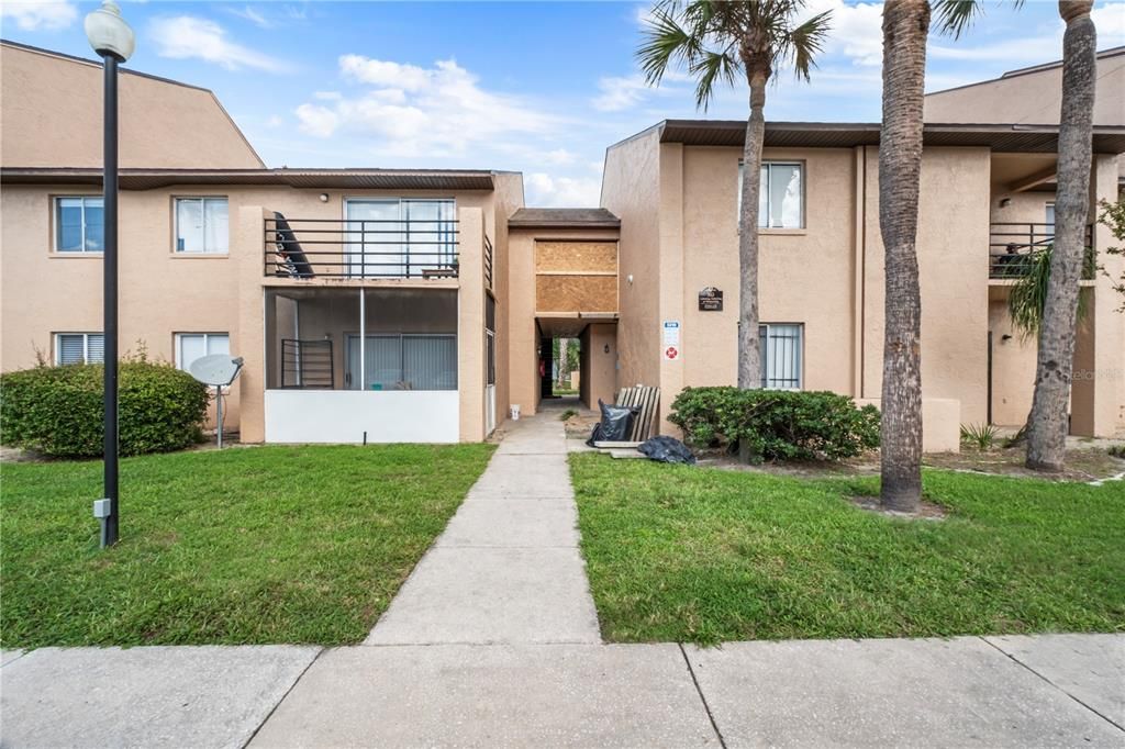 For Sale: $114,900 (2 beds, 2 baths, 1073 Square Feet)