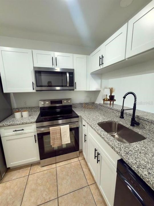 For Sale: $114,900 (2 beds, 2 baths, 1073 Square Feet)
