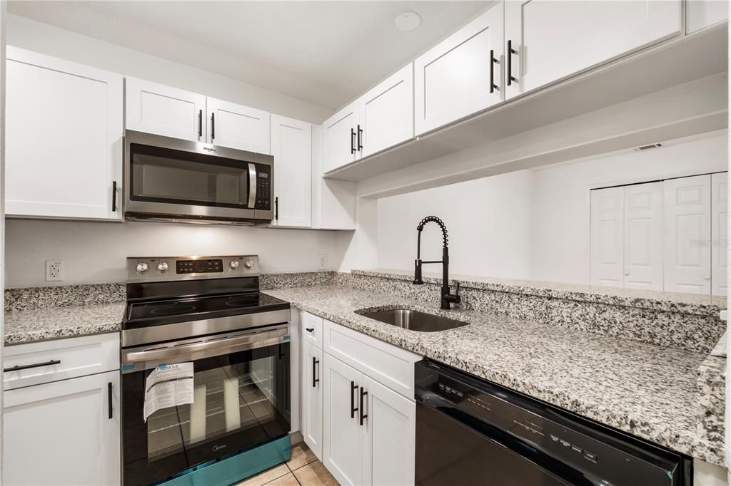 For Sale: $114,900 (2 beds, 2 baths, 1073 Square Feet)