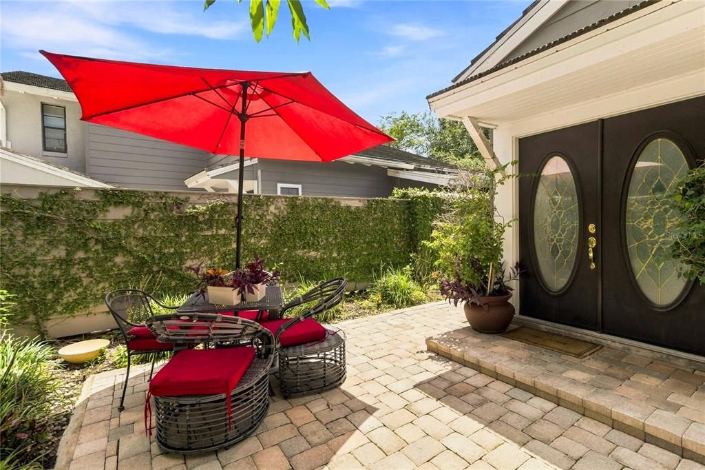 For Sale: $300,000 (3 beds, 3 baths, 1950 Square Feet)