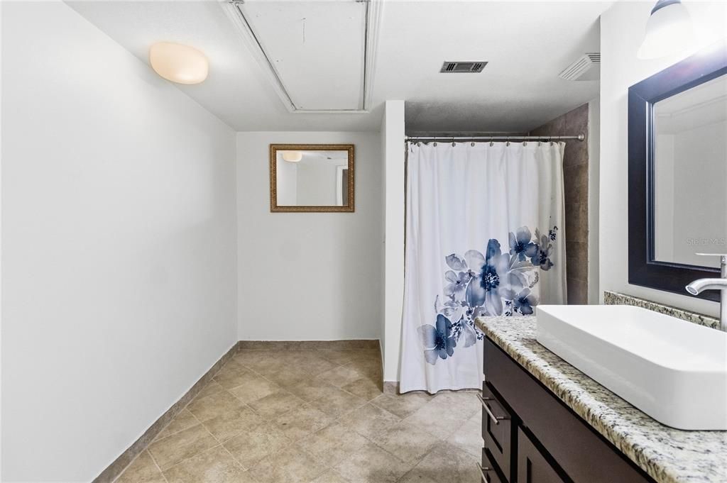 For Sale: $300,000 (3 beds, 3 baths, 1950 Square Feet)