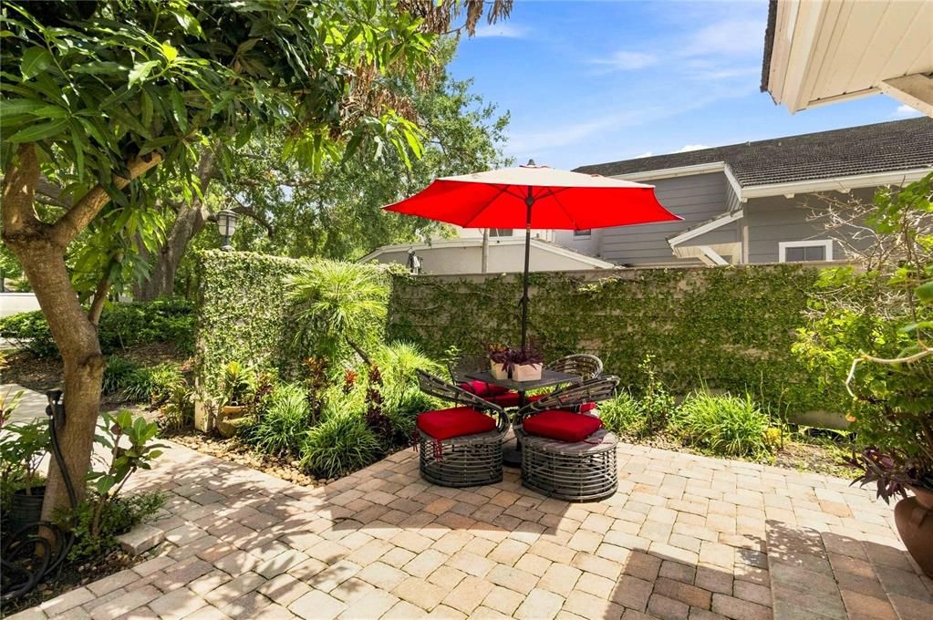 For Sale: $300,000 (3 beds, 3 baths, 1950 Square Feet)