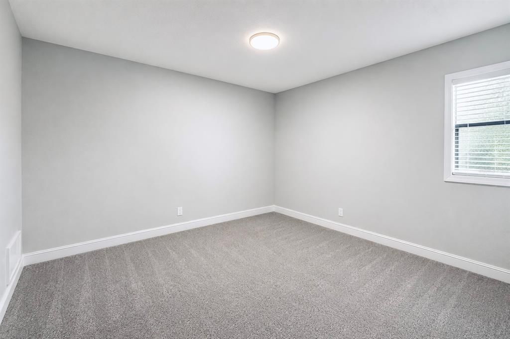 For Sale: $185,000 (2 beds, 1 baths, 1012 Square Feet)