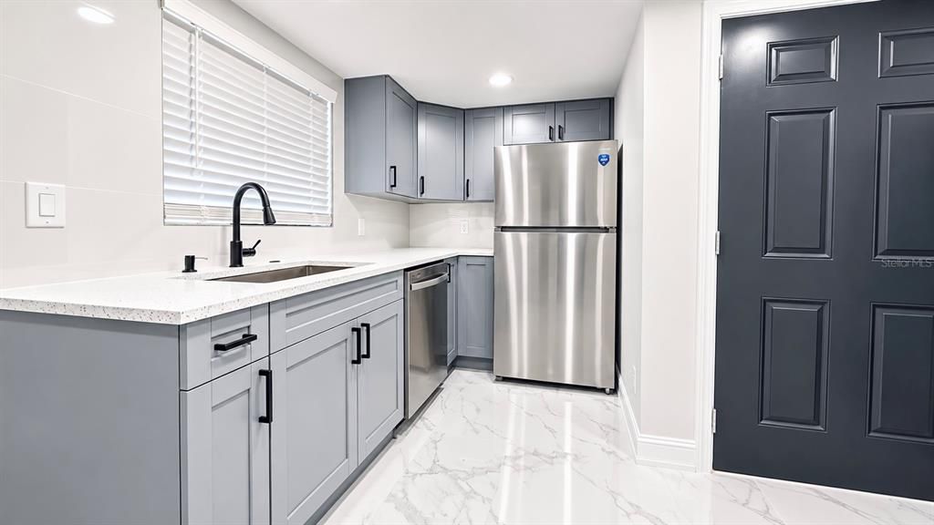 For Sale: $185,000 (2 beds, 1 baths, 1012 Square Feet)