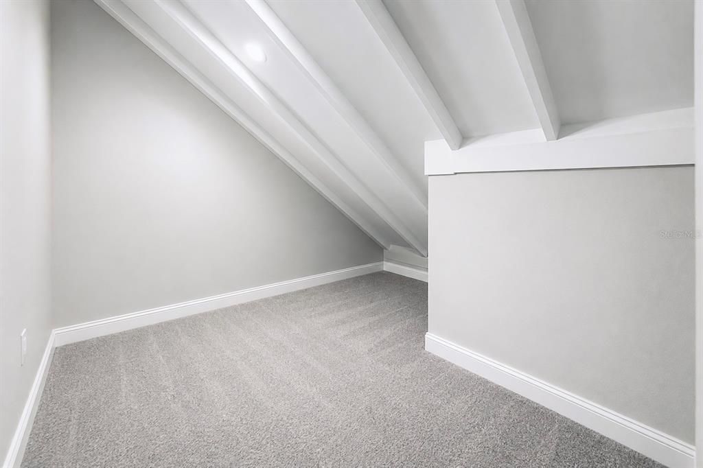 For Sale: $185,000 (2 beds, 1 baths, 1012 Square Feet)