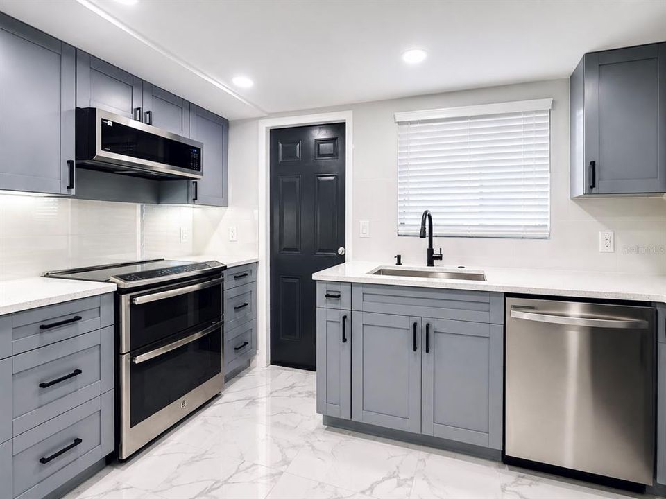 For Sale: $185,000 (2 beds, 1 baths, 1012 Square Feet)