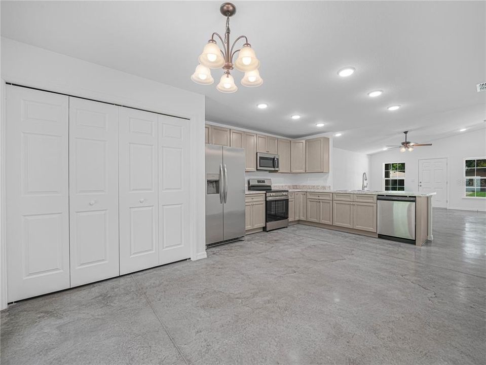 На продажу: $289,900 (3 спален, 2 ванн, 1435 Квадратных фут)