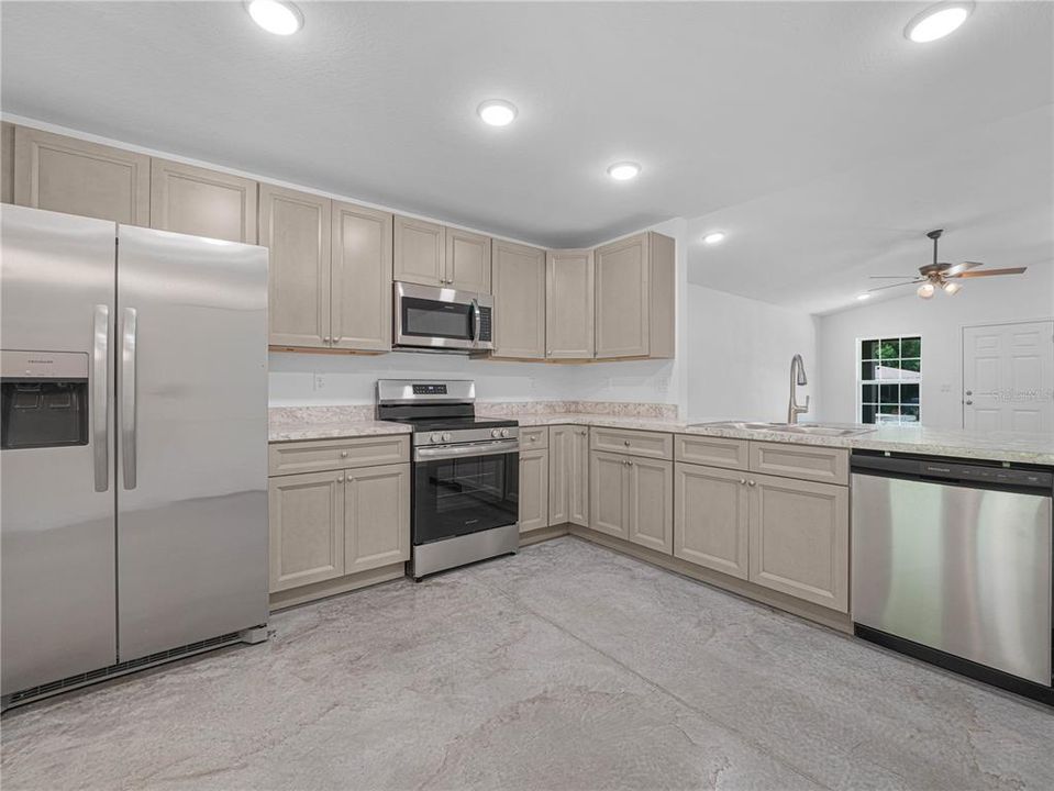 На продажу: $289,900 (3 спален, 2 ванн, 1435 Квадратных фут)