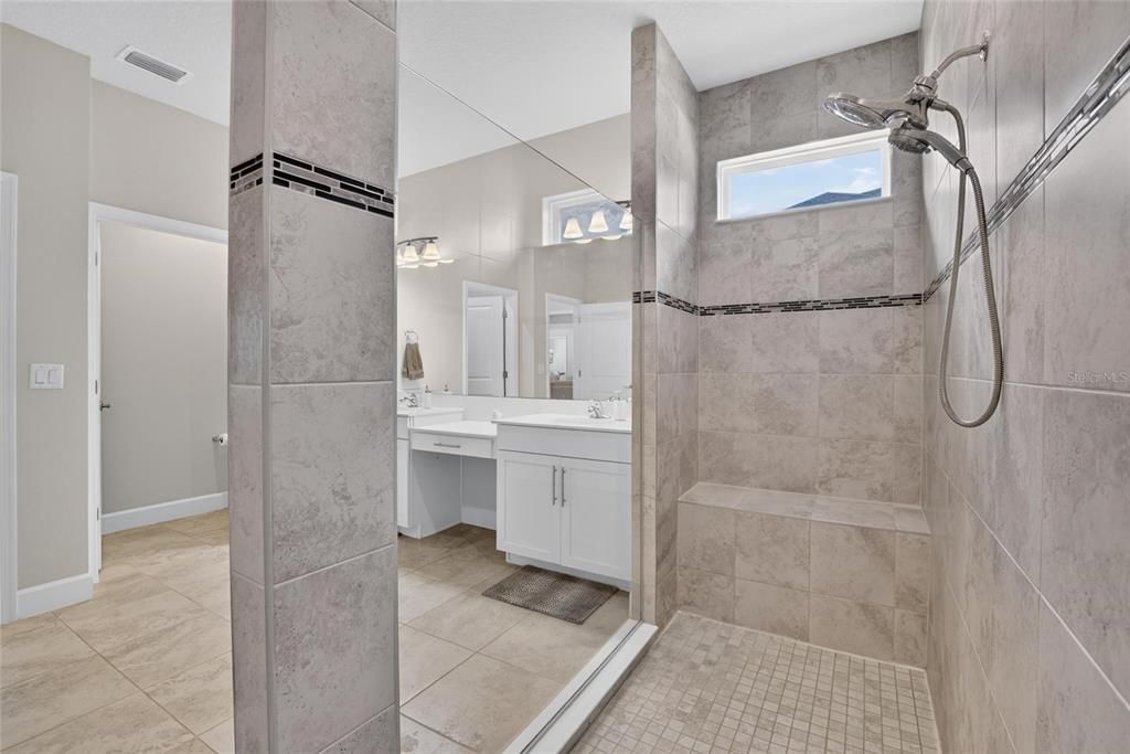 Activo con contrato: $769,900 (5 camas, 3 baños, 3134 Pies cuadrados)