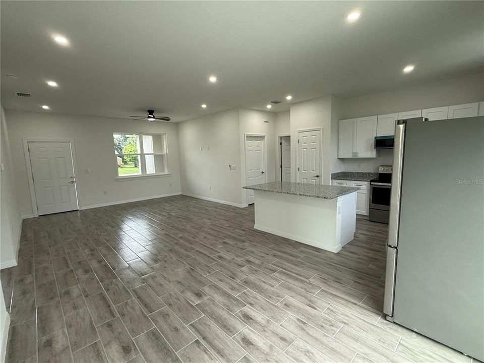 For Sale: $309,900 (3 beds, 2 baths, 1400 Square Feet)