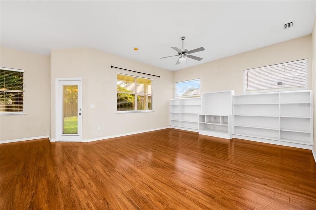 For Sale: $339,000 (3 beds, 2 baths, 1637 Square Feet)
