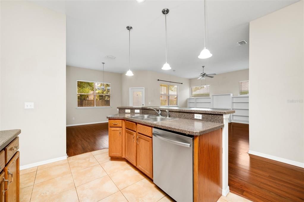 For Sale: $339,000 (3 beds, 2 baths, 1637 Square Feet)