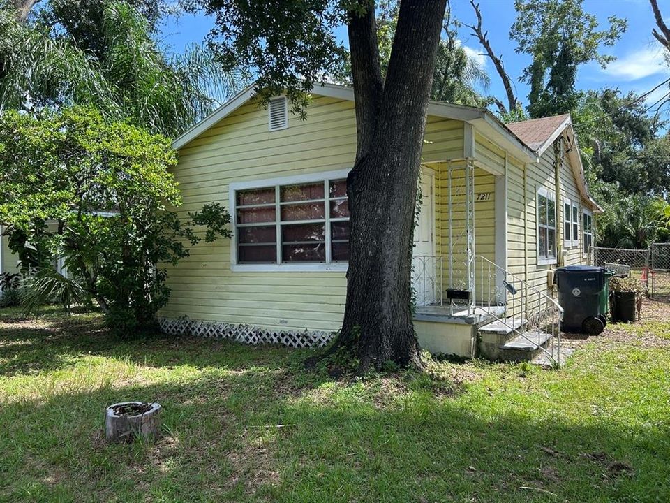 For Sale: $175,000 (2 beds, 1 baths, 923 Square Feet)