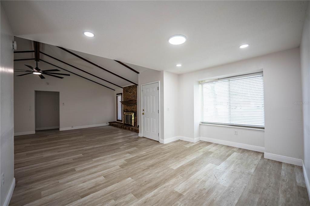For Sale: $299,900 (3 beds, 2 baths, 1552 Square Feet)