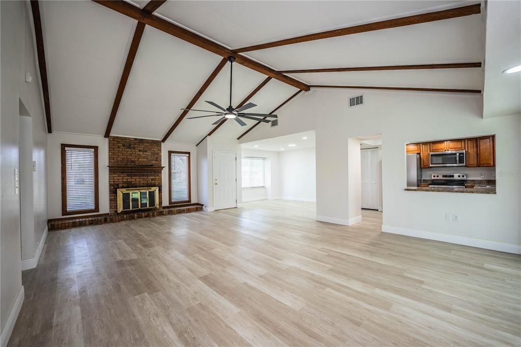 For Sale: $299,900 (3 beds, 2 baths, 1552 Square Feet)