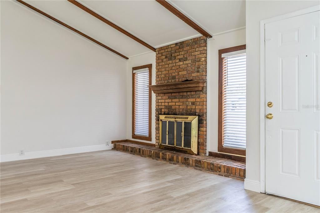 For Sale: $299,900 (3 beds, 2 baths, 1552 Square Feet)