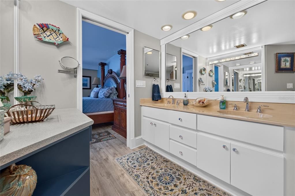 For Sale: $875,000 (2 beds, 2 baths, 1348 Square Feet)