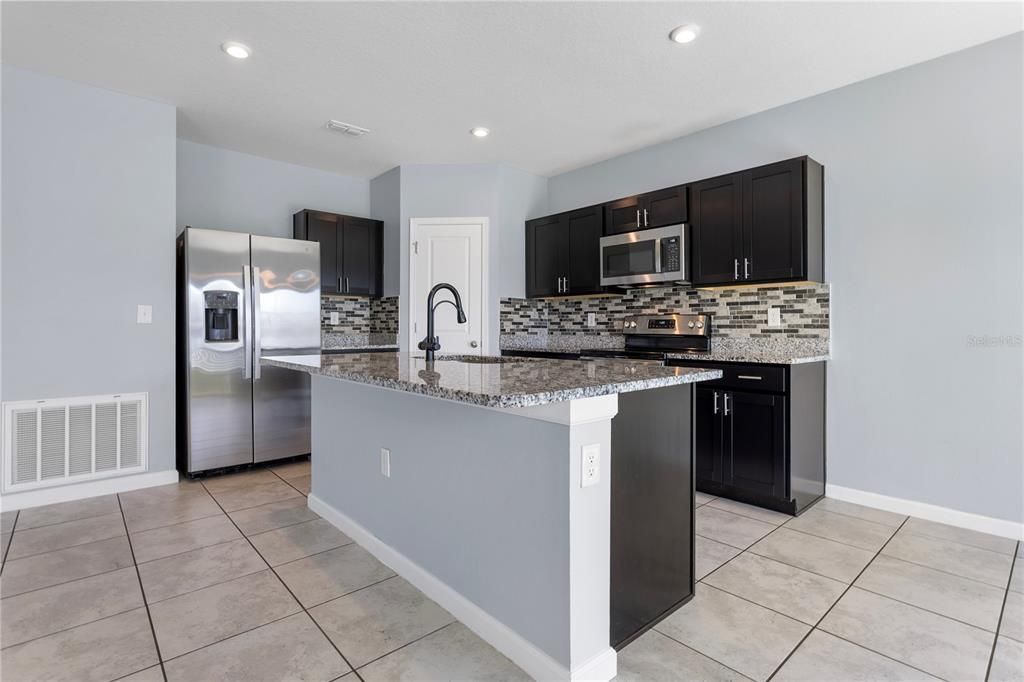 For Rent: $2,000 (3 beds, 2 baths, 1450 Square Feet)